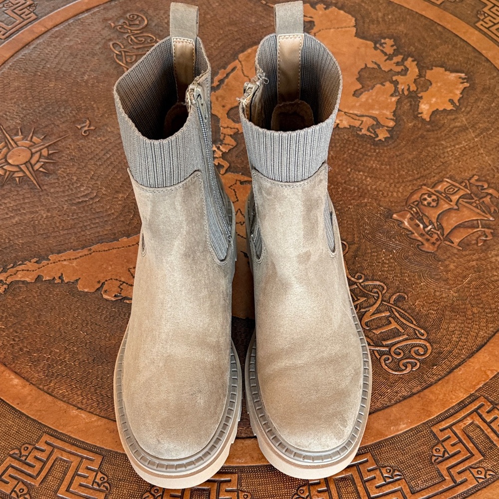 Universal Thread Stylish Tan Kyrie Boots. Tan. Zip side. Size 10